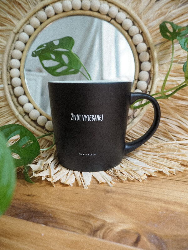 Velký černý hrnek Život vyjednanej 500 ml