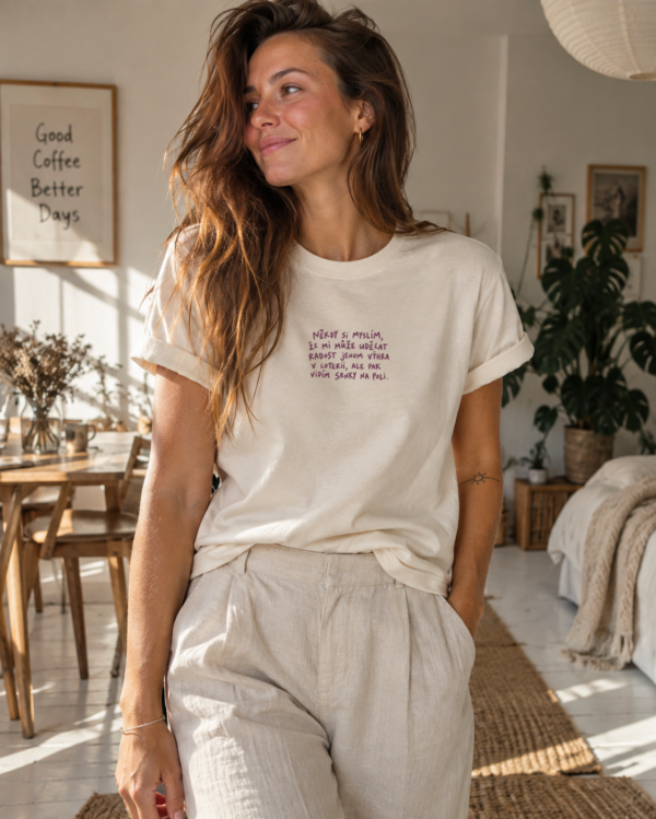 Prémiové unisex tričko Někdy si myslím, že mi může udělat radost jenom výhra v loterii, ale pak vidím srnky na poli – Vintage White ECRU