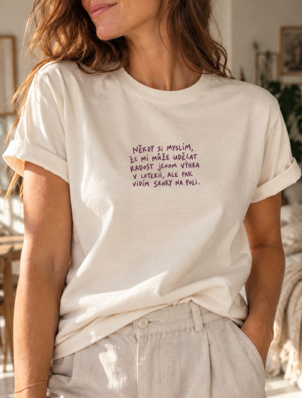 Prémiové unisex tričko Někdy si myslím, že mi může udělat radost jenom výhra v loterii, ale pak vidím srnky na poli – Vintage White ECRU
