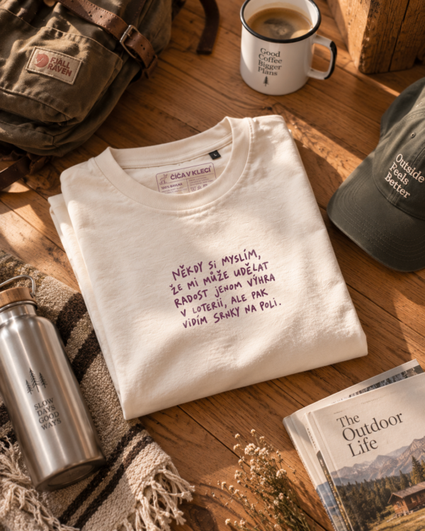 Prémiové unisex tričko Někdy si myslím, že mi může udělat radost jenom výhra v loterii, ale pak vidím srnky na poli – Vintage White ECRU